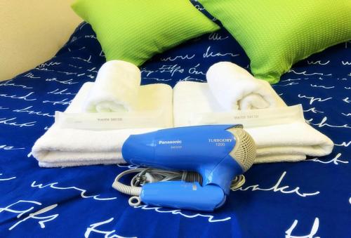 a table with a blue blow dryer and towels at Riverside Plaza Matoba - Vacation STAY 71967v in Kawagoe