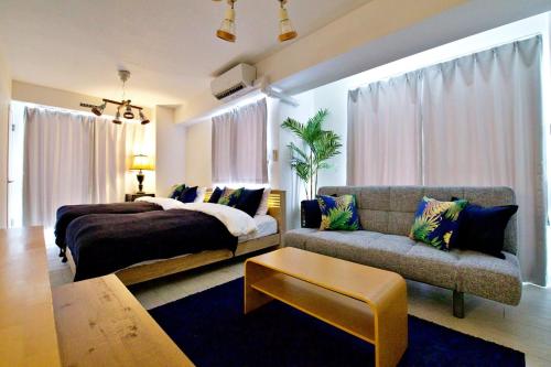 那覇市にあるYukaruhi Maejima - Vacation STAY 85043vのベッドとソファのあるリビングルーム