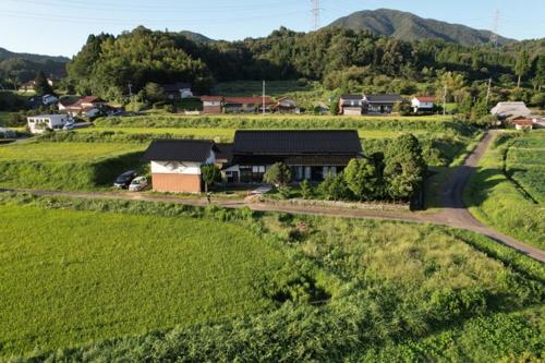 an aerial view of a house in a green field at Hoshi no Yadori - Vacation STAY 89344v in Tombaramachi