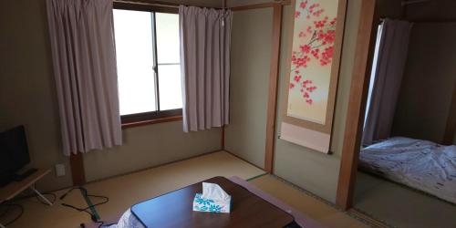 Cette petite chambre comprend une table et un miroir. dans l'établissement Yagisawa Corp - Vacation STAY 90026v, à Nikkō