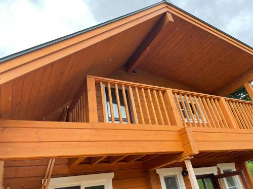 eine Terrasse an der Seite eines Hauses in der Unterkunft Biwako Hills Resort - Vacation STAY 47898v in Takashima