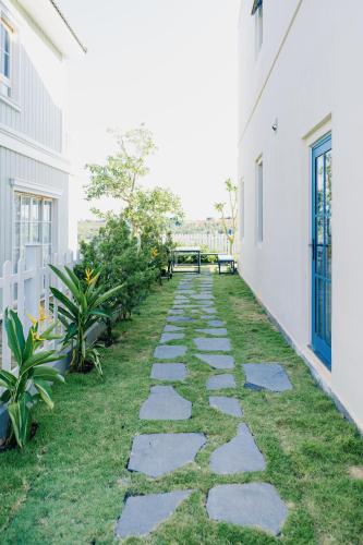 a walkway in a yard next to a building at DT Retreat - Biệt thự nguyên căn - 3 Phòng ngủ - Novaworld Phan Thiết in Phan Thiet