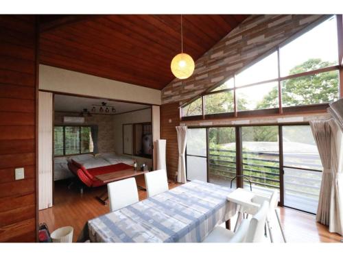 jadalnia ze stołem i krzesłami oraz sypialnia w obiekcie Cottage Soramado - Vacation STAY 05567v w mieście Izunokuni