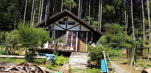 a small house in the middle of a forest at kohagino - Vacation STAY 12342 in Uenohara