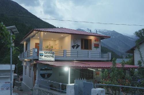 Nespecifikovaný výhled na hory nebo výhled na hory při pohledu z hostelu
