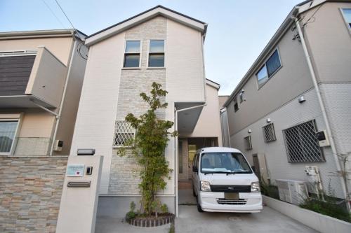 a white van parked in front of a house at Magical Dream House ★ Maihama - Vacation STAY 12402 in Tokyo