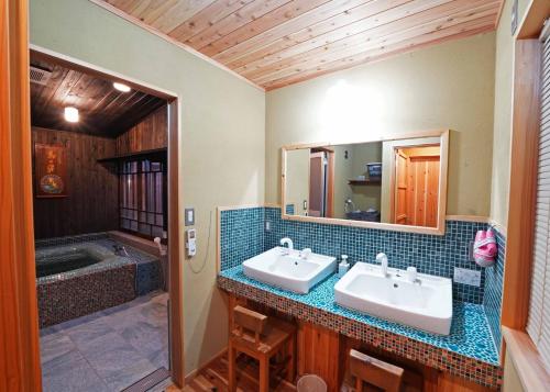 un bagno con due lavandini e una vasca di Guest house Tsurubasha - Vacation STAY 02435v a Fujiyoshida