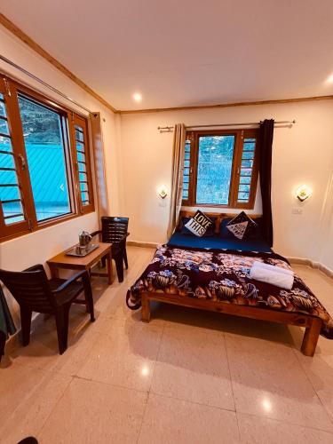Postel nebo postele na pokoji v ubytování Skyard Hostel & Homestay- Harsil Valley