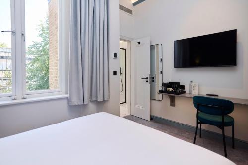 Televisyen dan/atau pusat hiburan di The Edwin Hotel