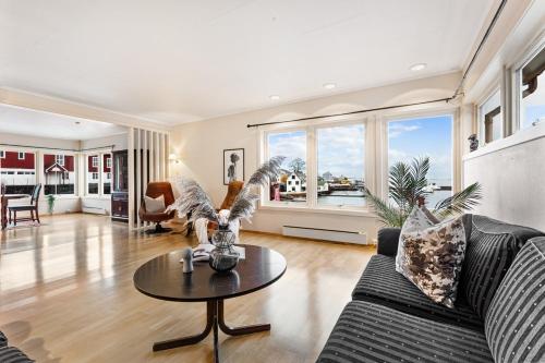 un soggiorno con un divano e un tavolo di Fjordside Escape - Spacious apartment with amazing views a Tysnes