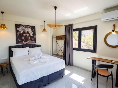Un dormitorio con una cama y un escritorio y una ventana. en Novus apartments, en Skala Marion