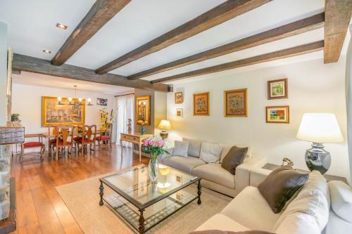 Posezení v ubytování Espectacular casa con piscina próxima a Pamplona