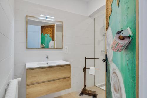 a bathroom with a sink and a mirror at Encantadora casa con terraza y parking en Figueres in Figueres