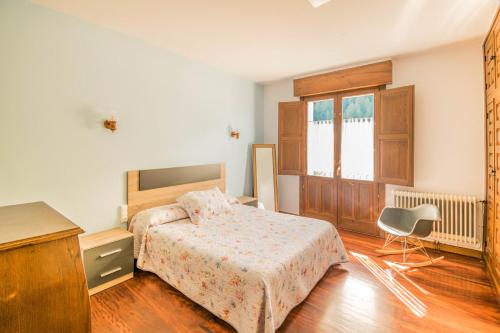 Ένα ή περισσότερα κρεβάτια σε δωμάτιο στο Acogedora casa rural a los pies de la Selva Irati