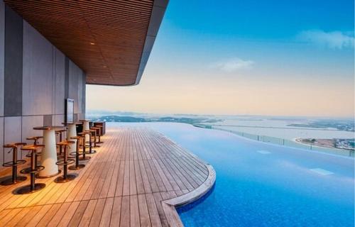 Πισίνα στο ή κοντά στο À La Carte Ha Long Studio Apartment- Sea View Room