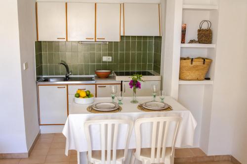Køkken eller tekøkken på Apartamentos Cala LLonga Playa