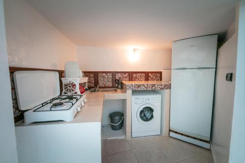 una cocina con nevera y lavadora en Riad Daarama, en Chefchaouen