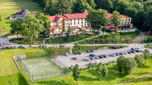 an aerial view of a hotel with a parking lot at Malinowy Dwór Hotel Medical SPA in Świeradów-Zdrój