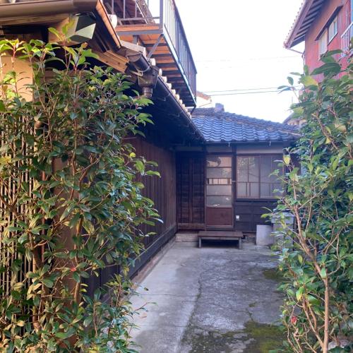 an entrance to a house with a bench in front at uminca - Vacation STAY 09850v in Numazu