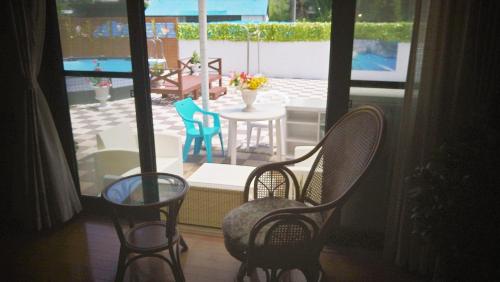 a room with chairs and a table and a patio at Cat Villa - Vacation STAY 12826 in Fukizua