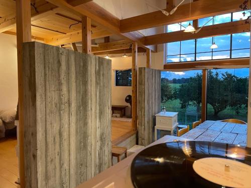 Saikūにあるhanare 6tsuki - Vacation STAY 10034vの大きな木製の壁の客室で、テーブルが備わります。