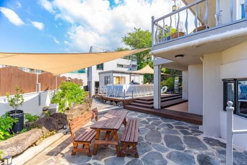 Jeju Arpore Stayにあるバルコニーまたはテラス