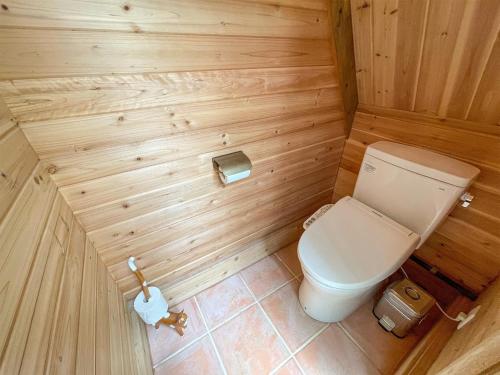 a small bathroom with a toilet in a wooden room at RAINBOW FOREST Permaculture filed - Vacation STAY 78984v in Ibaruma