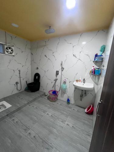 ディブルガルにあるCoastal Dreams Villaのトイレと洗面台付きのバスルーム