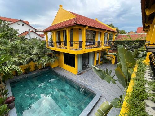 een gebouw met een zwembad voor een huis bij Tam Coc Mango Homestay - Free Swimming Pool in Ninh Binh