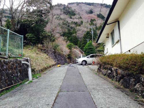 a street with a car parked next to a house at HOTSPRING HOUSE IN KOWAKUDANI - Vacation STAY 14262v in Ashinoyu