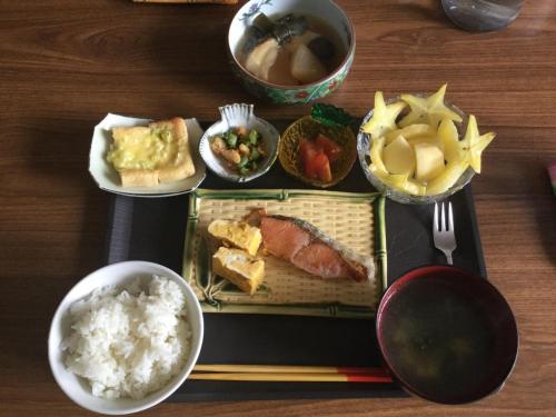 AsaにあるHOMESTAY Kucha - Vacation STAY 17857vのテーブルの上に寿司とご飯が載った食べ物のトレイ