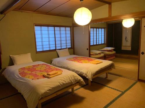 a bedroom with two beds in a room at Arimaya - Vacation STAY 14255v in Mitsumata