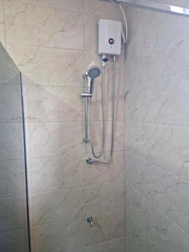 a shower in a bathroom with a shower at Casa Andries Montanja Rey in Willemstad