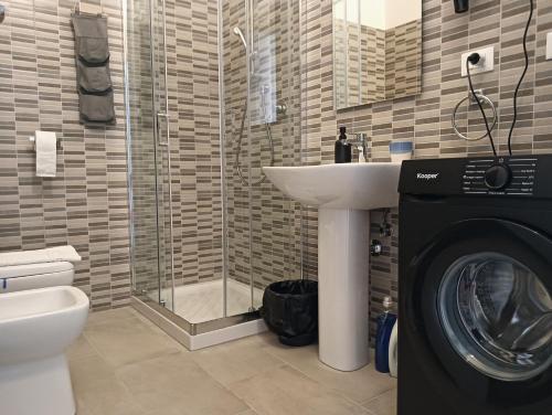 a bathroom with a sink and a washing machine at Casa Vacanza Dante Alighieri, A in Moscufo