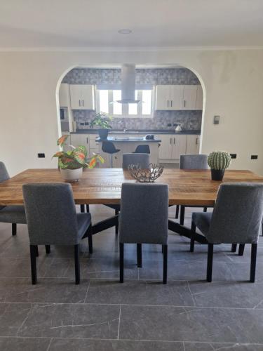 a dining room with a wooden table and chairs at Casa Andries Montanja Rey in Willemstad