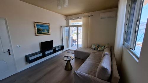 Μια τηλεόραση ή/και κέντρο ψυχαγωγίας στο TopView Apartment In front of Saranda Port
