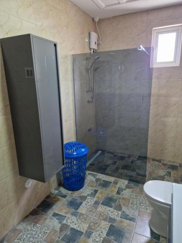 a bathroom with a shower and a sink and a toilet at Casa Andries Montanja Rey in Willemstad
