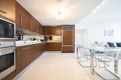 A cozinha ou kitchenette de 43rd floor Condo Icon Brickell Bay & Pool View with 5 star amenities