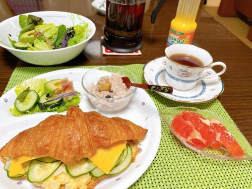 Makanan di atau berdekatan rumah tamu ini