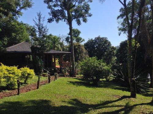 a garden with a house in the background at La Mision Mocona - Lodge de Selva in Saltos del Moconá