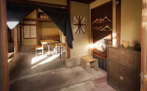 a room with a table and a bench in a room at Maison d'hôtes KIRISIMIZU - Vacation STAY 40997v in Nagano