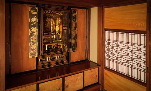 a room with a wooden cabinet and a window at Maison d'hôtes KIRISIMIZU - Vacation STAY 40997v in Nagano