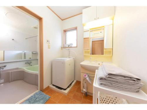 ŌteraにあるYado wa Good Rich Aizumi - Vacation STAY 30409vの洗面台、トイレ、浴槽を備えたバスルーム