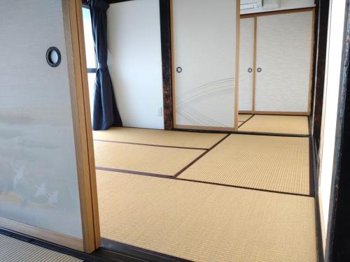 an empty room with a door and a window at Yubitoya - Vacation STAY 44210v in Kawaba