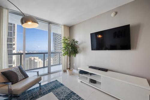 Uma televisão e/ou sistema de entretenimento em 43rd floor Condo Icon Brickell Bay & Pool View with 5 star amenities