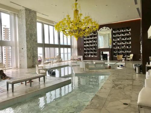 A piscina em ou perto de 43rd floor Condo Icon Brickell Bay & Pool View with 5 star amenities