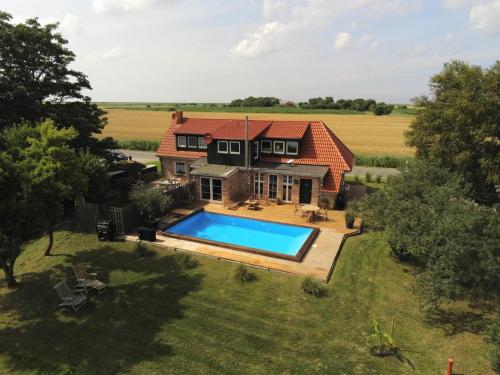Bazén v ubytování Huus an`t Diek, Luxus in Deichnähe, Erdgeschosswohnung mit Pool, Nähe Norddeich nebo v jeho okolí