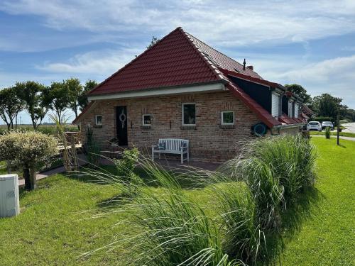 Zahrada ubytování Huus an`t Diek, Luxus in Deichnähe, Erdgeschosswohnung mit Pool, Nähe Norddeich