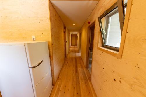 奄美市にあるGuest House Amami Long Beach 2 - Vacation STAY 37982vの小さな家の廊下