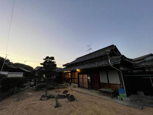 a group of people sitting outside of a building at Shozu no Yado Hamakaze - Vacation STAY 37514v in Ōbe